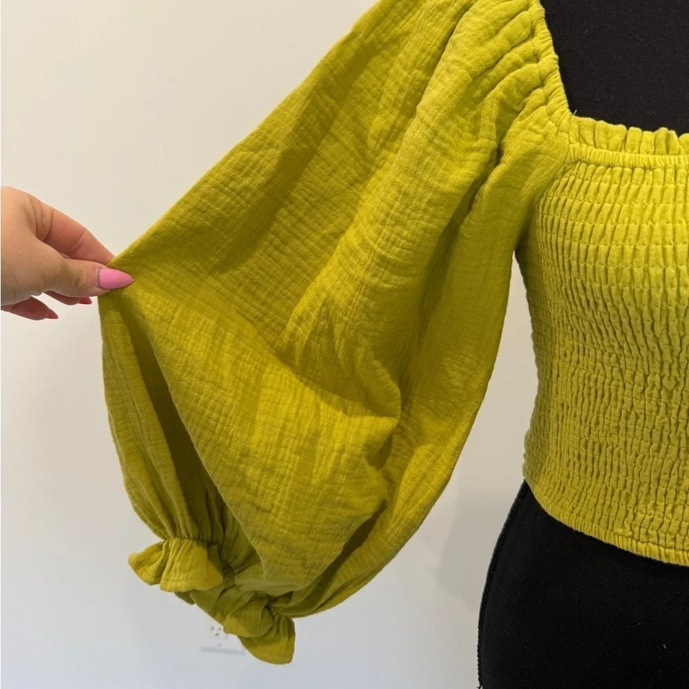 Lulu’s Crop Green Bubble Sleeve Top